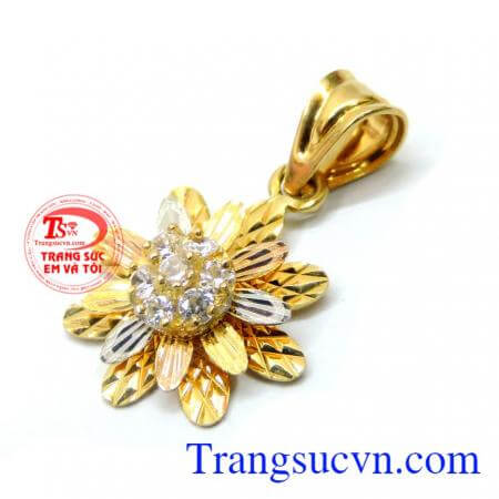 Mặt dây chuyền sáng bóng Uy tín về chất lượng vàng, khách hàng ưa chuộng làm quà trong các dịp lễ tết 