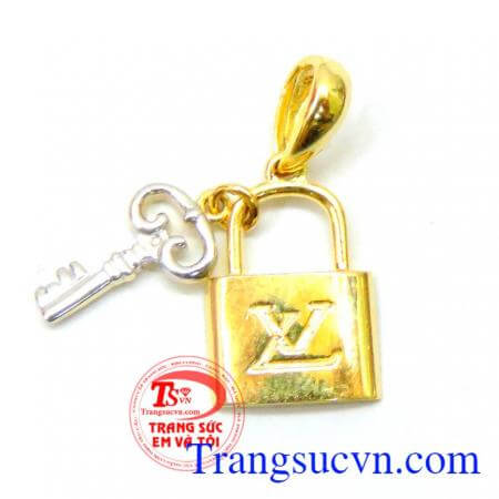 Sản phẩm mặt dây kiểu dáng khóa tình yêu kiểu dáng ý nghĩa đẹp bền chặt trọng tình yêu,Sản phẩm được chế tác trên vàng 10k đủ chuẩn trọng lượng vàng thế giới