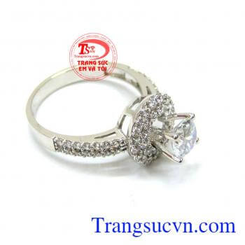 Nhẫn vàng trắng dành cho nữ đeo ngón giữa,chất lượng vàng đảm bảo,thế tác tinh tế. Nhẫn vàng trắng đính đá đẹp 10k