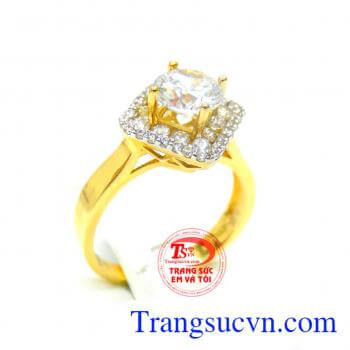 Nhẫn đeo nhỏ và xinh xinh trên ngón tay đeo nhẫn. Nhẫn kim cương nữ tính thời trang