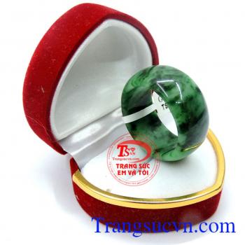 Nhẫn ngọc cẩm thạch may mắn