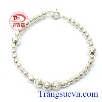 Lắc bạc cho bé hồn nhiên