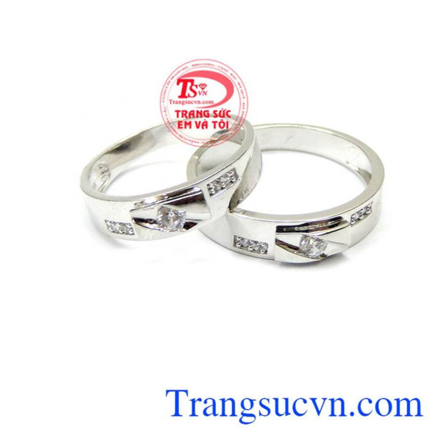 Nhẫn cưới sánh bước bên nhau