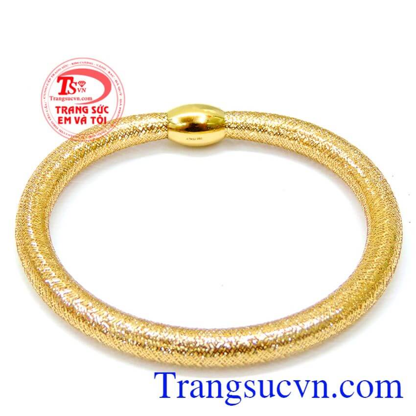 Vòng vàng nữ tính đeo tay đẹp với mẫu vòng vàng nữ tính đẹp sản phẩm thiết kế độc đáo, tinh xảo. 