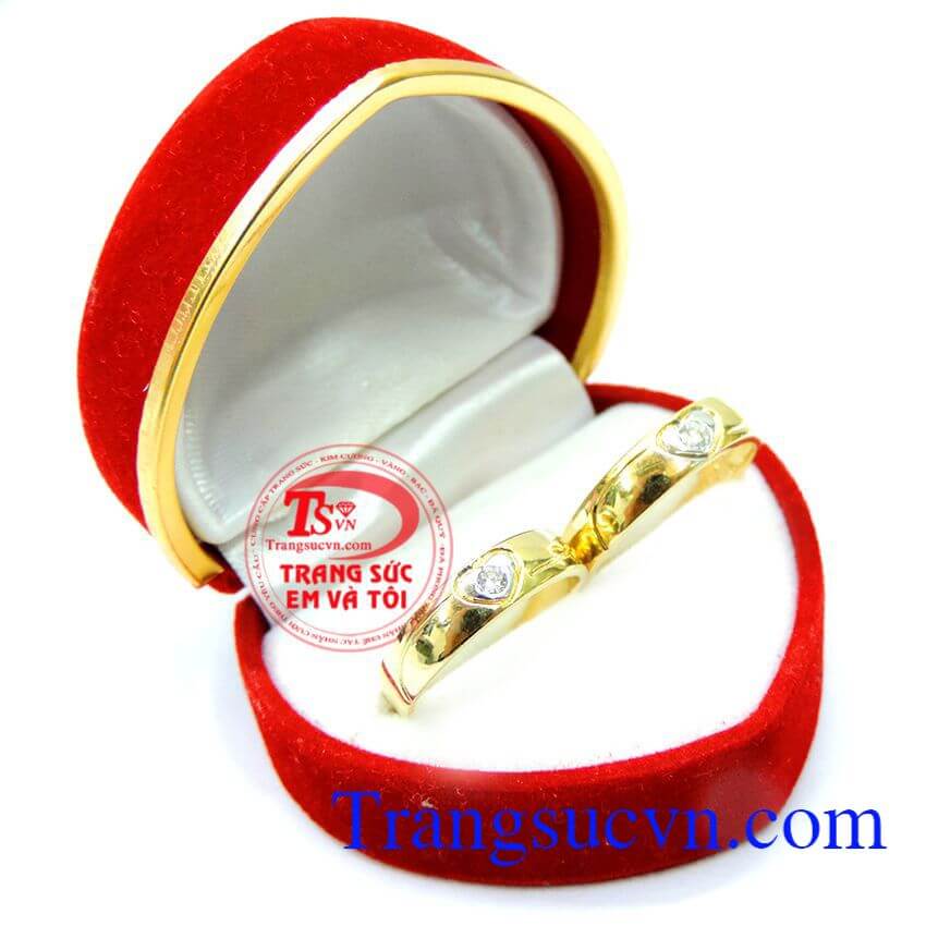 Cặp nhẫn cưới tượng trưng cho kết quả của tình yêu bền đẹp, mang đến hạnh phúc vĩnh viễn cho các cặp đôi