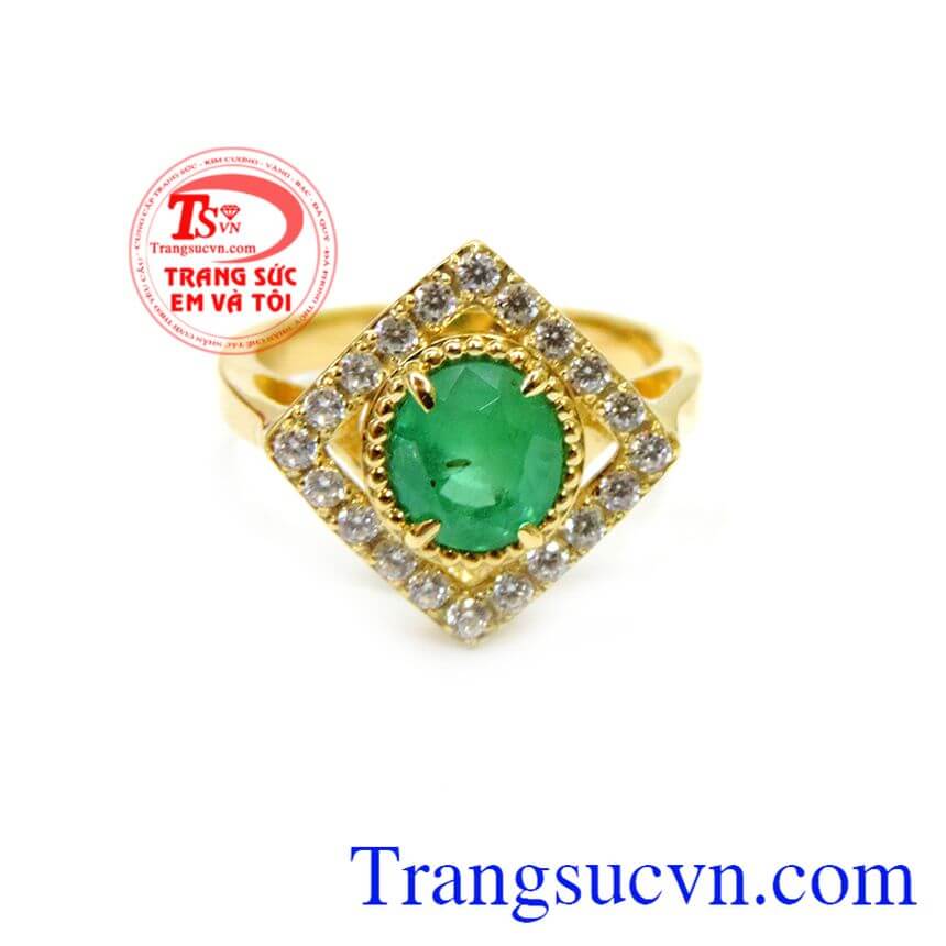Viên đá Emerald góp phần tạo sự tươi trẻ và đầy sức sống tượng trưng cho sự phát triển và tốt đẹp. Nhẫn nữ emerald đeo hợp mệnh