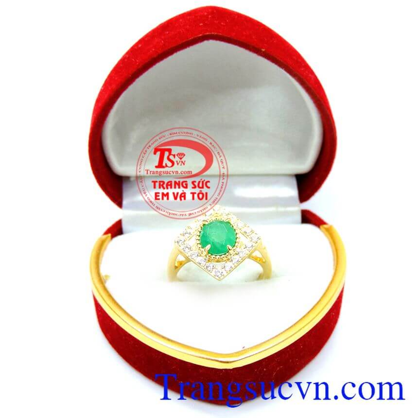 Nhẫn nữ emerald đeo hợp mệnh với thiết kế mới đơn giản, tinh tế. 