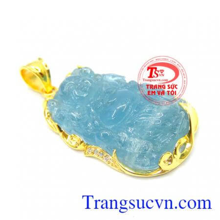 Tượng mặt Phật bọc vàng từ đá aquamarine đem lại bình an được khắc đẽo tỉ mỉ, tinh xảo, không chỉ giúp tăng tính thẩm mỹ mà còn là biểu tượng cho sự an lạc, vui vẻ, may mắn và hạnh phúc.