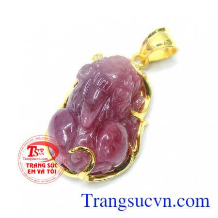 Đeo Ruby giúp bạn tăng sự quyết đoán và hạnh phúc, bình an tài lộc hanh thông, thăng tiến công danh, củng cố sự nghiệp, trấn trạch hưng gia. Tỳ hưu ruby mang lại tài lộc