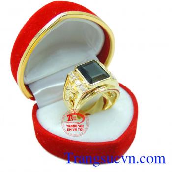 Nhẫn nam saphire mạnh mẽ đẹp với thiết kế mới sang trọng, tinh tế kết hợp viên Sapphire đen lịch lãm và sang trọng