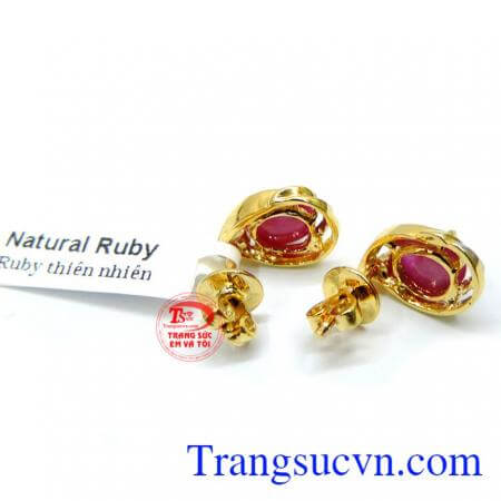 Giống như lá bùa hộ mệnh mang bên mình, Ruby bảo vệ bạn khỏi những tai ương, mang những điều tốt lành, may mắn, Hoa tai ruby nữ đẹp vàng 14k