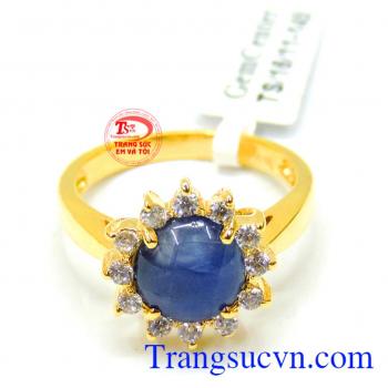 Với thiết kế tinh tế sang trọng saphire là viên Đá biểu tượng cho sự giàu sang, thịnh vượng, tình yêu và long thủy chung. Nhẫn saphire cho nữ quý phái