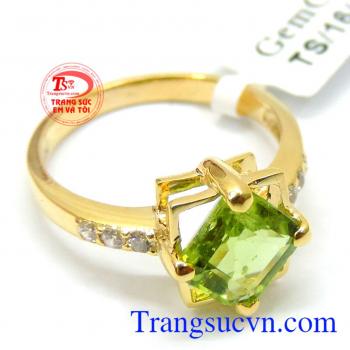 Hợp mệnh mang lại may mắn peridot là viên đá tượng trưng cho lòng bao dung nhân hậu - tính thiện trong mỗi con người tượng trưng cho sức sống và niềm hi vọng. Nhẫn peridot nữ mang lại may mắn