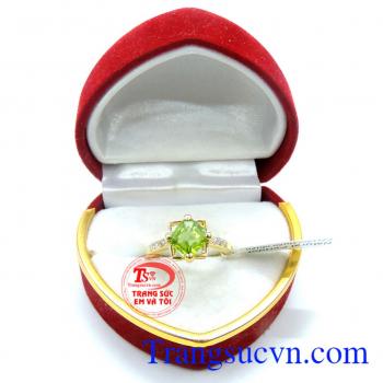 Nhẫn peridot nữ mang lại may mắn nhẫn nữ gắn đá thiên nhiên đẹp tạo vẻ đẹp sang trọng. 