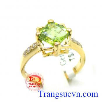 Thể hiện ước mơ về một thế giới xanh tươi, yên bình. Nhẫn peridot nữ mang lại may mắn