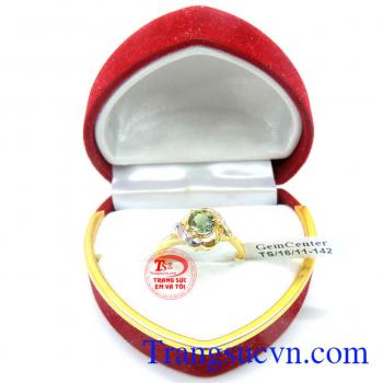 Nhẫn saphire nữ tính ngọt ngào là người bảo vệ cho tình yêu, làm tăng lòng thủy chung, sự chân thật, chống lại những điều gian trá.