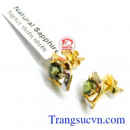 thể hiện cho vẻ đẹp của người con gái luôn rực rỡ sống động và căng tràn sức sống hợp với những người mệnh Thủy, mệnh Mộc, Hoa tai saphire nữ tình yêu đẹp