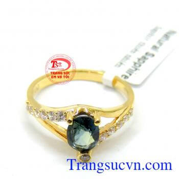 Thiết kế với các vòng xuốn đính đá tấm xung quanh tạo vẻ sang trọng, quý phái. Nhẫn saphire nữ may mắn yêu thương
