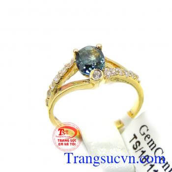 Bán chiếc nhẫn nữ thời trang, nhẫn sapphire xanh lam phong thủy cho người mệnh Mộc,Thủy đá Sapphire là biểu tượng của long chung thủy và tâm hồn thánh thiện. Nhẫn saphire nữ may mắn yêu thương