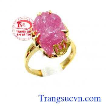Giúp gia chủ chiêu tài phát lộc, hưng vượng, đại phú đại quý là linh vật linh thiêng đem đến tài lộc, cát khí, phù hộ gia chủ về mặt sức khỏe, sự nghiệp. Nhẫn nữ tỳ hưu ruby tài lộc