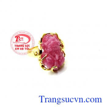 Nhẫn nữ vàng tây dành cho phái đẹp, đeo hợp thời trang và quý phái, đeo nhẫn tỳ hưu mang lại may mắn, chiêu tài của cải, phú quý. Nhẫn nữ tỳ hưu ruby thời trang đẹp