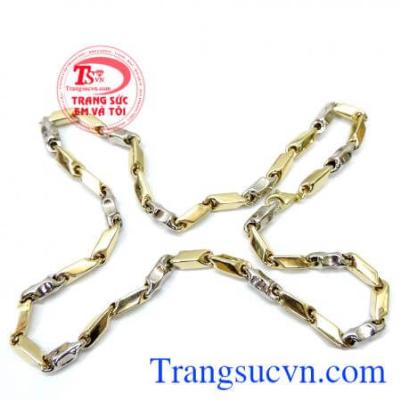 Trang sức em và tôi xin được giới thiệu đến các bạn một mẫu dây chuyền nam bằng vàng với kiểu dáng mắt xích nối nhau phong cách trẻ trung năng động