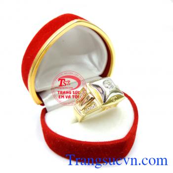 Nhẫn vàng nam cá tính đẹp đính đá sang trọng đơn giản, ít họa tiết với thiết kế bản to sẽ mang đến cho người đàn ông vẻ phong trần