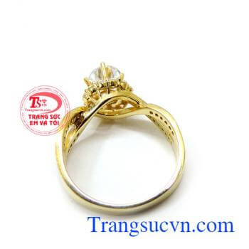 Đính đá lấp lánh các quý cô sẽ thêm phần cá tính. Nhẫn nữ xinh xắn thời trang