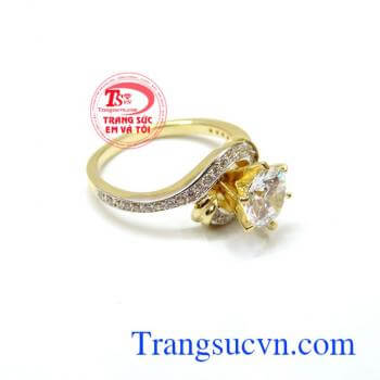 Trên thân nhẫn có một cài viên đá trắng sáng mang đến sự nổi bật và điệu đà. Nhẫn nữ đính đá điệu đà đẹp