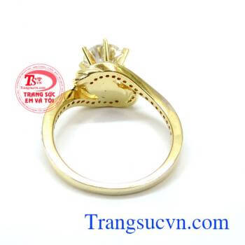 Chiếc nhẫn với thiết kế đơn giản nhưng vẫn mang sự nữ tính và sang trọng. Nhẫn nữ đính đá điệu đà đẹp