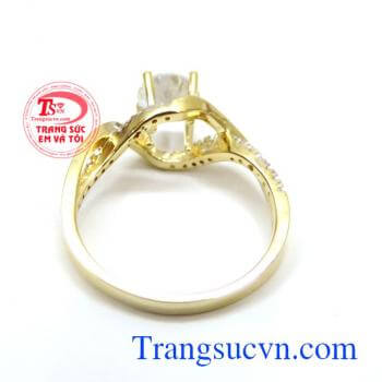 Các viên đá đẹp và đính tỉ mỉ trên đường viền của sản phẩm nhằm mang lại vẻ đẹp trong sáng nhất, lung linh nhất. Nhẫn vàng nữ món quà yêu thương