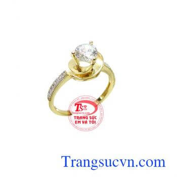 Toàn bộ chiếc nhẫn có trang trí nhiều nét đẹp lung linh. Nhẫn nữ vàng quà tặng yêu thương