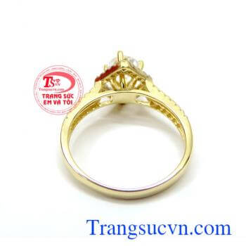 Với thiết kế nhỏ nhắn xinh xắn nhẫn dạng đeo tay nữ đẹp thêm phần trẻ trung duyên dáng là sản phẩm được các bạn nữ rất yêu thích. Nhẫn vàng nữ tính đeo tay đẹp
