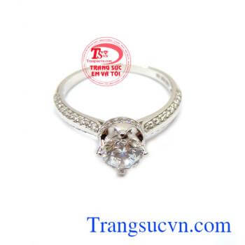 Nhẫn nữ vàng trắng duyên dáng đính đá lấp lánh, thu hút mọi ánh nhìn.