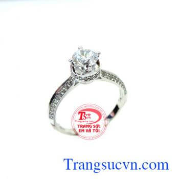 Thiết kế đơn giản mà năng động và thời trang, tôn lên nét cá tính của bạn. Nhẫn nữ vàng trắng duyên dáng