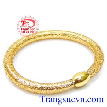 Vòng tay vàng 18k sang trọng với thiết kế đẹp mắt và thời trang, phụ kiện nữ tính không thể thiếu cho các bạn gái. 