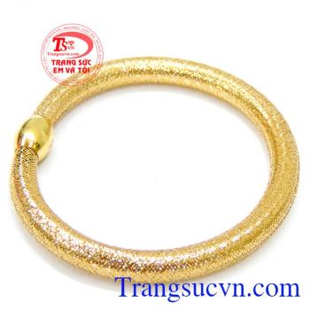 Tạo cho người đeo phong cách độc lạ là món quà tặng vô cùng đáng yêu dành tặng cho người thân yêu của bạn. Vòng vàng nữ tính đeo tay đẹp
