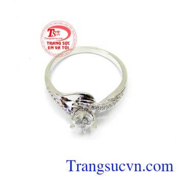 Nhẫn nữ đá cao bằng vàng 18k cao cấp, đính đá lấp lánh một sự lựa chọn không thể nào tốt hơn cho phái đẹp đeo hợp tời trang xinh xắn. Nhẫn nữ đá đẹp dịu dàng đẹp