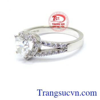 Được thiết kế lấy ý tưởng đính đá đẹp trên nhẫn tôn lên vẻ đẹp ngón tay phái đẹp. Nhẫn nữ xinh xắn cá tính đẹp