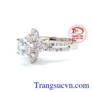 Đính đá lấp lánh đơn giản nhưng vẫn mang sự nữ tính và sang trọng. Nhẫn nữ vàng trắng tặng phái đẹp