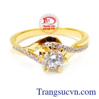 Nhẫn nữ đá đẹp hạnh phúc 18k trên thân nhẫn có một cài viên đá trắng sáng mang đến sự nổi bật và điệu đà cho chiếc nhẫn. 