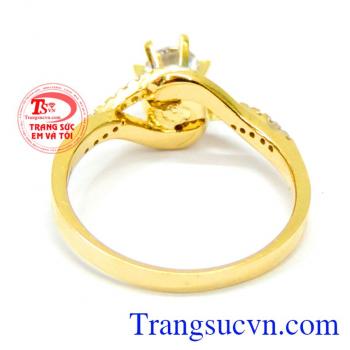 Thiết kế theo sự thùy mị của phái nữ. Nhẫn nữ đá đẹp hạnh phúc 18k
