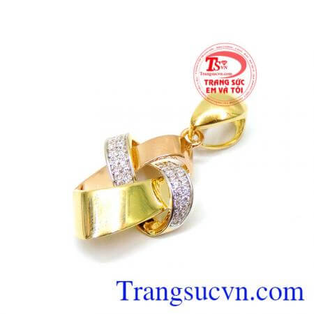 Các chi tiết tinh xảo và tỉ mỉ kết hợp cùng chất liệu vàng 18k sáng bóng toát lên vẻ ngoài sang trọng đầy phong cách cho phái đẹp