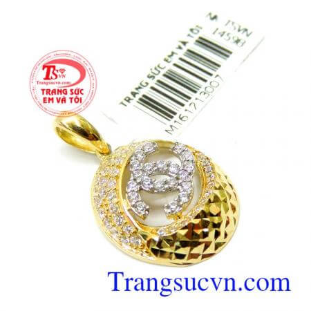 Mặt dây bằng vàng với giá cả phải chăng nhất đeo hợp thời trang toát lên được vẻ đẹp quý phái nữ tính