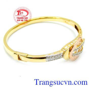 Vòng vàng nữ tính ngọt ngào sẽ là món quà trang sức lý tưởng dành cho phái đẹp kiểu dáng sang trọng và tinh tế. 