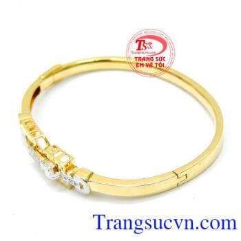 Những viên đá lấp lánh được đính tỉ mỉ trên mẫu lắc tay nữ này giúp nó trở nên lung linh hơn khi gặp ánh sáng. Vòng tay nữ đính đá cho phái đẹp