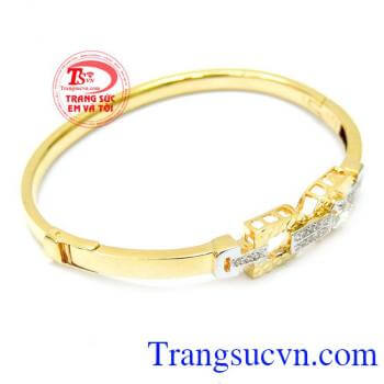 Vòng tay nữ đính đá cho phái đẹp thiết kế đính đá với nhiều đá kết cùng vòng vàng mang đến cho phái đẹp phong cách nhẹ nhàng duyên dáng. 