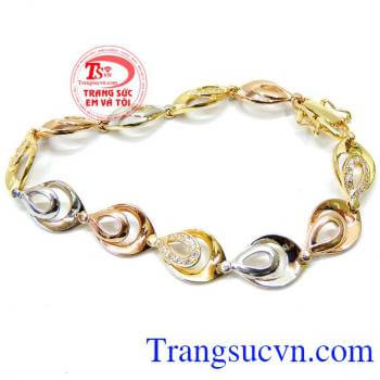 Lắc tay vàng trẻ trung cá tính kiểu dáng thời trang cho tay bạn xinh lấp lánh.