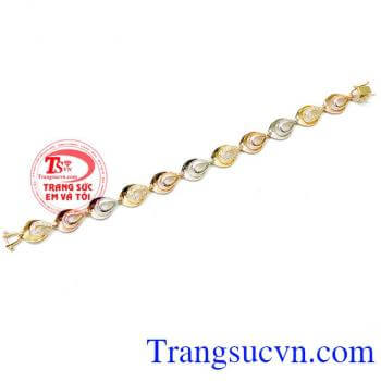 Sản phẩm được làm rất chi tiết từng góc cạnh tạo nên sự tương phản với ánh sáng nhìn lấp lánh, rất phù hợp với các bạn nữ cá tính. Lắc tay vàng trẻ trung cá tính
