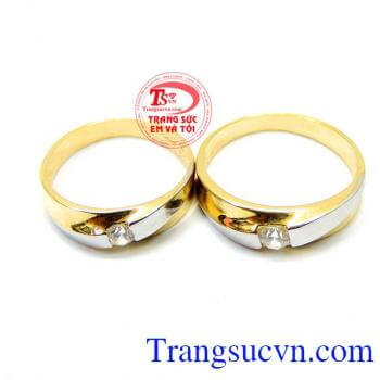 Sản phẩm được làm từ chất liệu vàng 14k, phù hợp cho các cặp tình nhân làm quà tặng trong những ngày ý nghĩa
